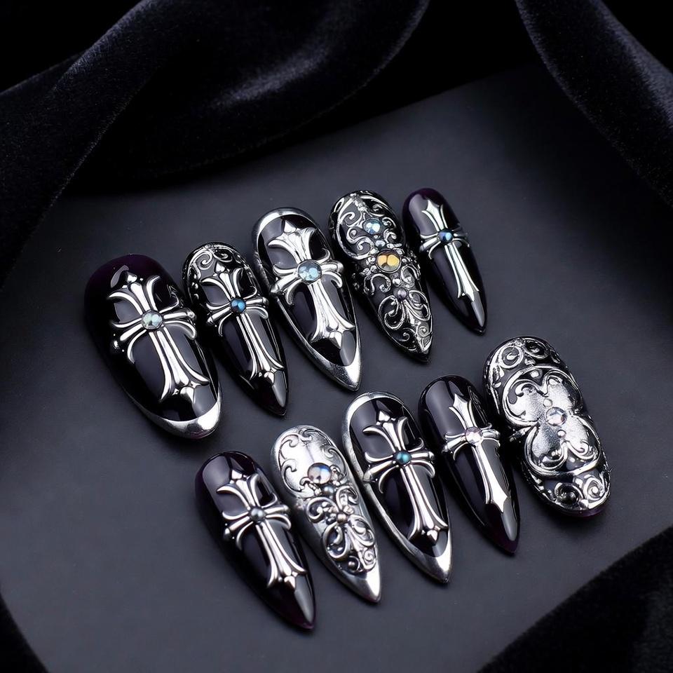 Gothic Kreuz Press On Nails Acryl Auf Dunkel Aubergine von Etsy - SieglindeCrafts