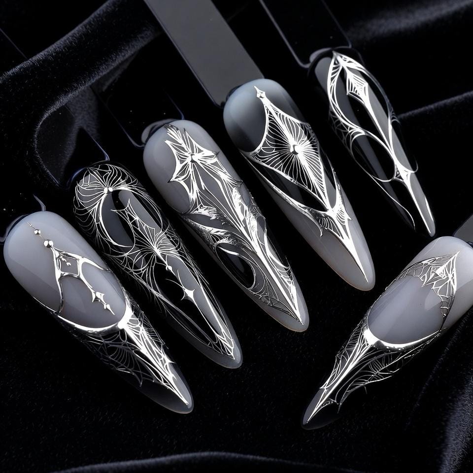 Gothic Nägel Mit Spinnennetz - Silberfarbenes Netzdesign Auf Grauer Basis von Etsy - SieglindeCrafts