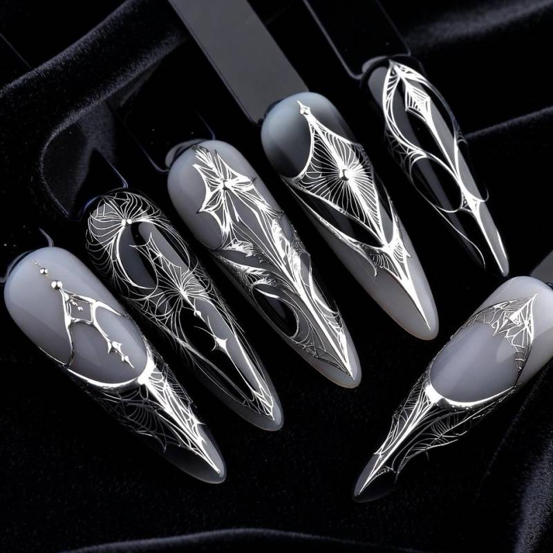 Gothic Nägel Mit Spinnennetz - Silberfarbenes Netzdesign Auf Grauer Basis von Etsy - SieglindeCrafts