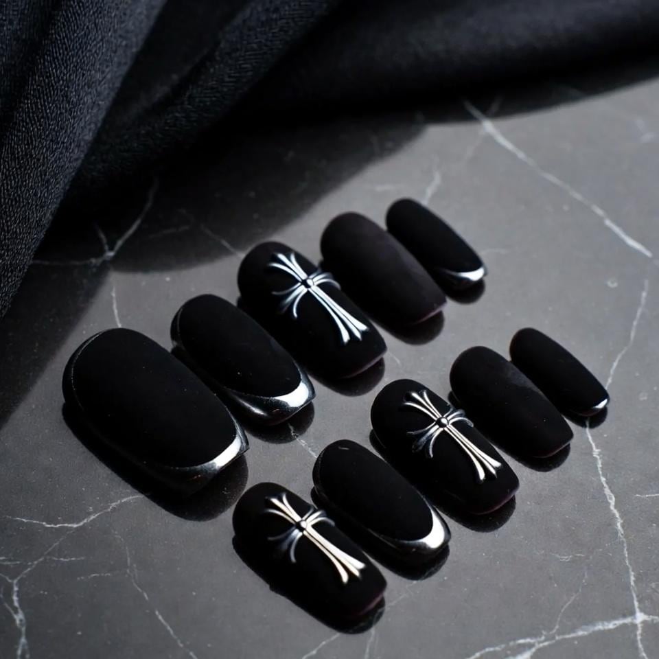 Gothic Schwarze Press-On Nägel Mit Silbernen Kreuz Design - Elegante Custom Gelnägel von Etsy - SieglindeCrafts