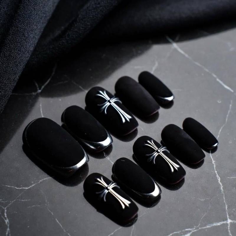 Gothic Schwarze Press-On Nägel Mit Silbernen Kreuz Design - Elegante Custom Gelnägel von Etsy - SieglindeCrafts