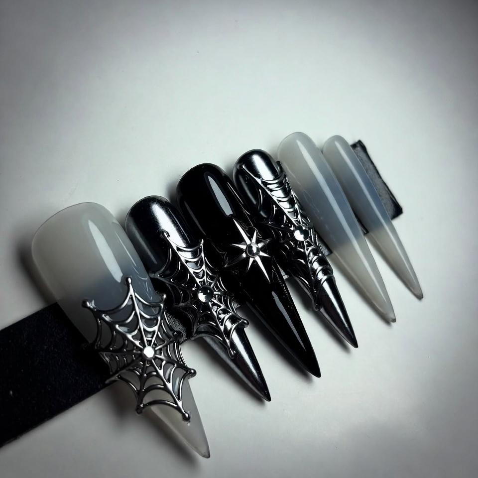 Gothic Spinnennetz Drücken Sie Die Nägel, Schwarz Grau Ombre Stiletto Mit Silber Metall Anhänger von Etsy - SieglindeCrafts