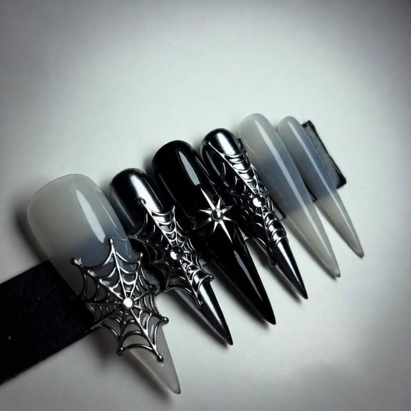 Gothic Spinnennetz Drücken Sie Die Nägel, Schwarz Grau Ombre Stiletto Mit Silber Metall Anhänger von Etsy - SieglindeCrafts