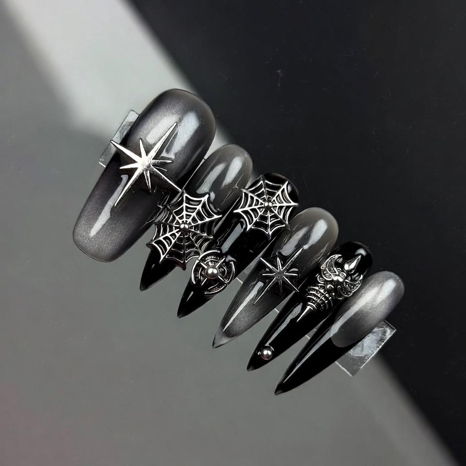 Gothic Spinnennetz Press On Nägel, Schwarz Silber Stiletto Nägel Mit Stern Und Skorpion Anhänger von Etsy - SieglindeCrafts