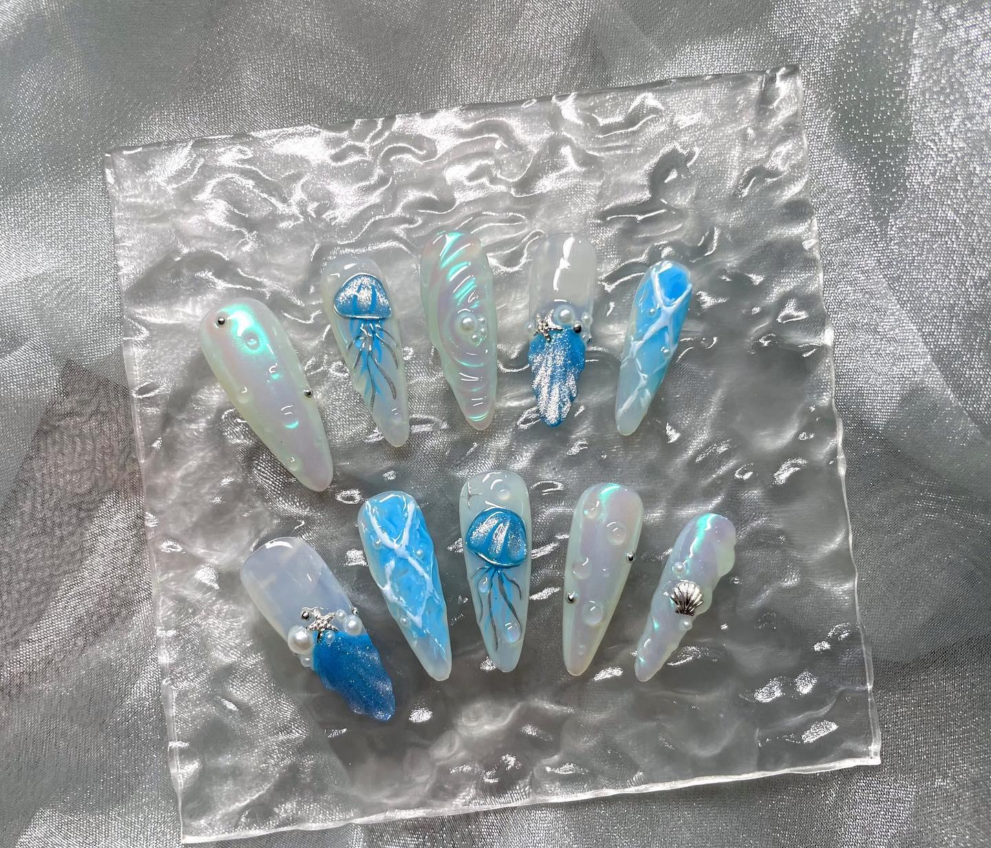 Ocean Qualle Drücken Sie Auf Die Nägel, Blaue Irisierende Sea Shell 3D Glossy Stiletto Nagelset von Etsy - SieglindeCrafts