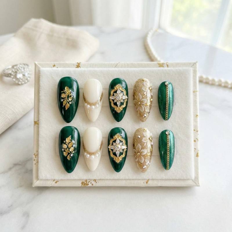 Royal Smaragdgrün Drücken Sie Auf Die Nägel | Luxus Milchig Weiße Blumennägel Goldfolie Blumen Gefälschte Elegante Hochzeitsmandel von Etsy - SieglindeCrafts