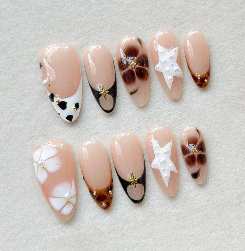 Schildpatt Und Kuh Print Drücken Sie Auf Die Nägel Mix Match Stern Perle Luxus Mandel Gefälschte Handgemalte Blumennagelkunst von Etsy - SieglindeCrafts