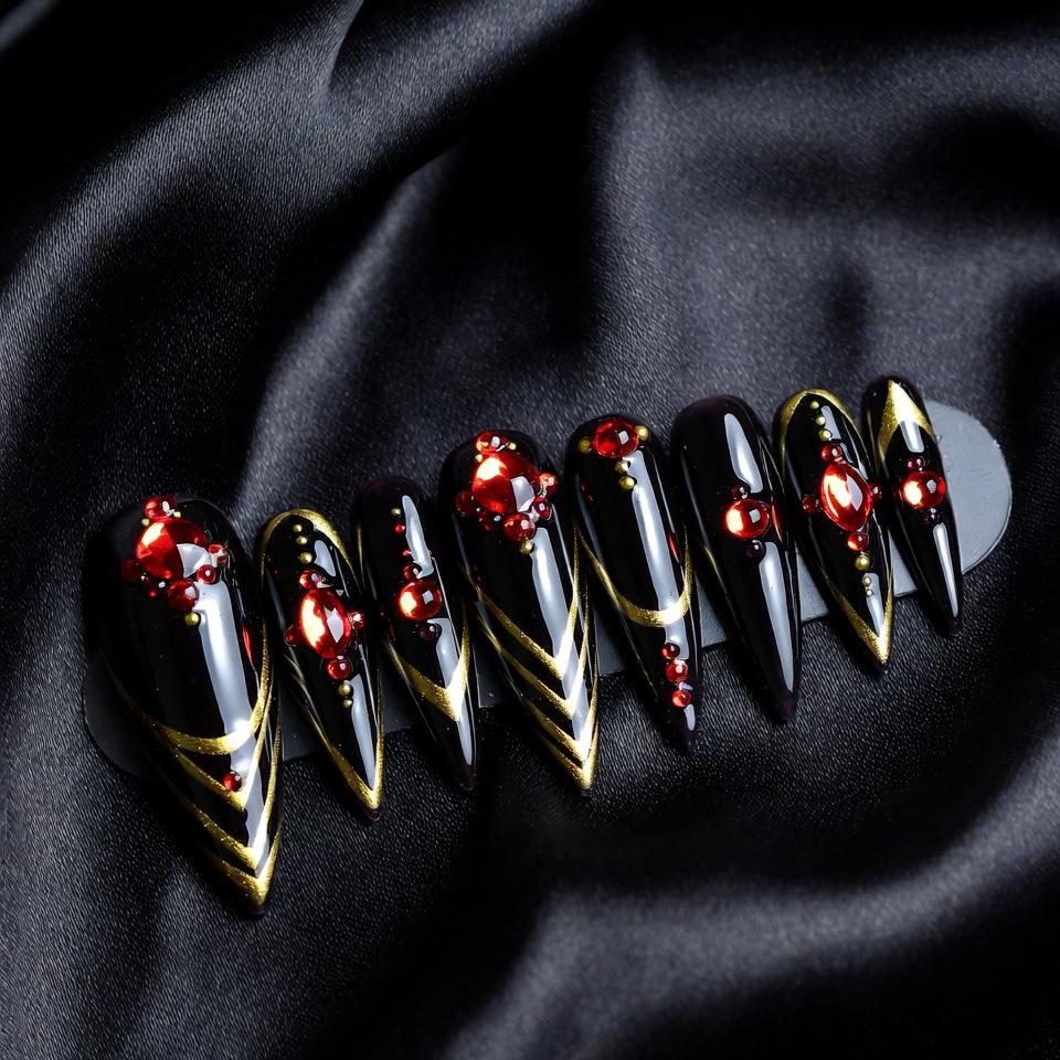 Schwarz Gold Stiletto Drücken Sie Auf Die Nägel Mit Roten Strasssteinen, Luxus Gothic Maniküre von Etsy - SieglindeCrafts