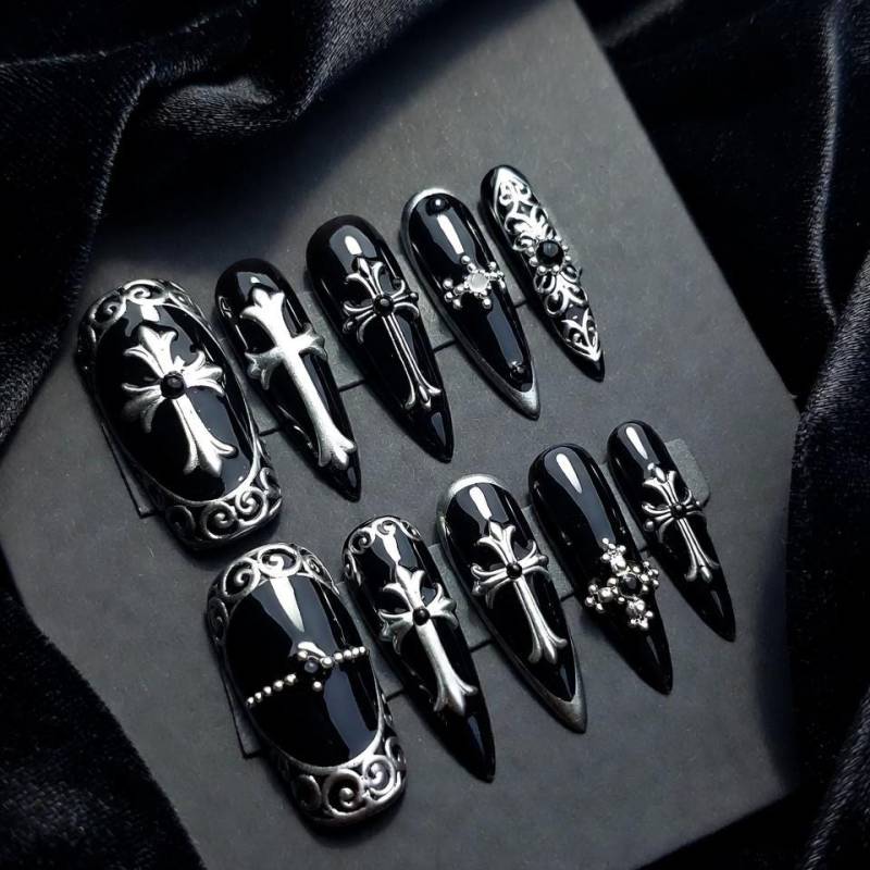 Schwarz Gothic Kreuz Nägel Silber 3D Charm Stiletto Set von Etsy - SieglindeCrafts