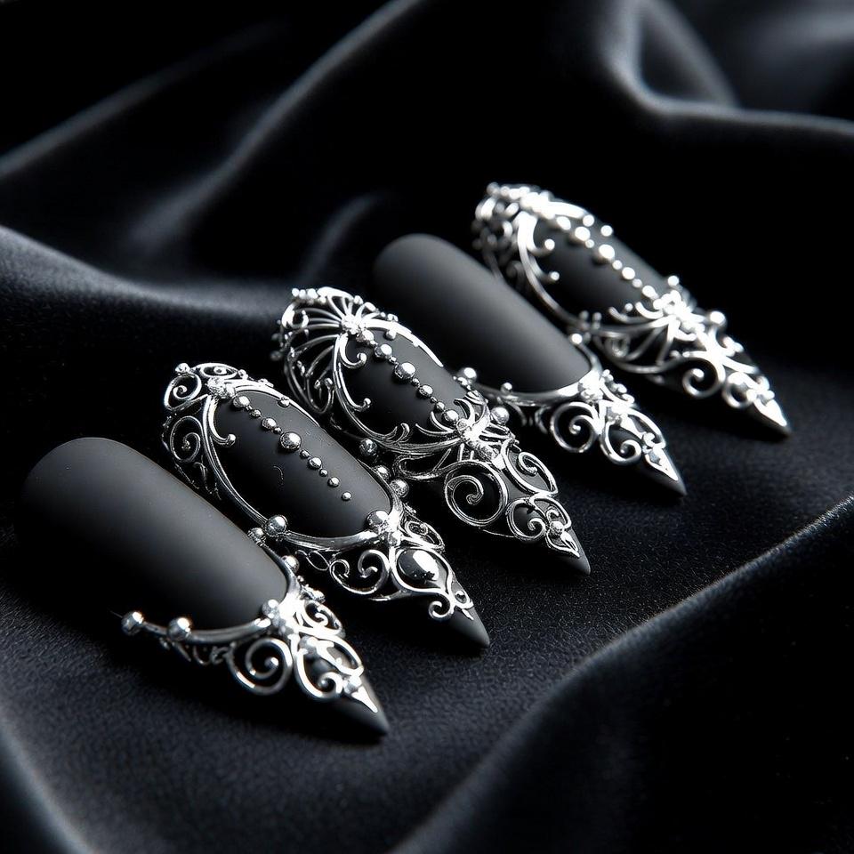 Schwarze Gothic Press-On-Nägel, Silber-Filigrane Stiletto-Luxus-Maniküre von Etsy - SieglindeCrafts