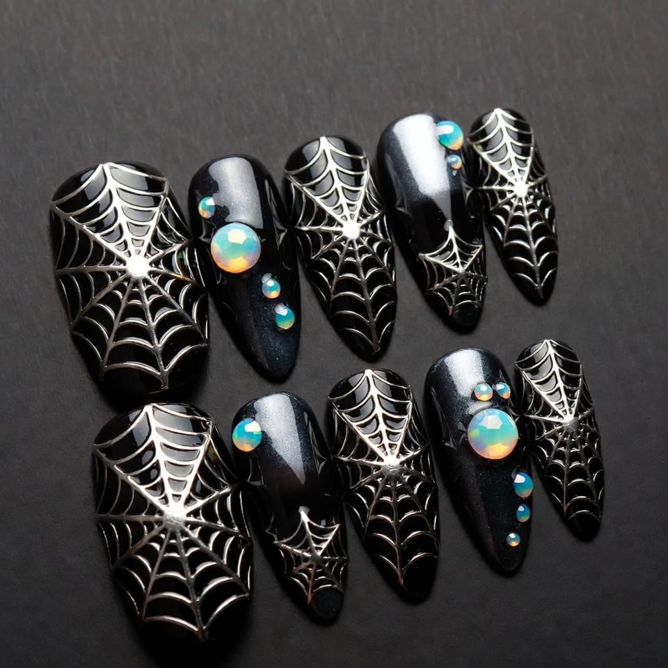 Schwarzes Spinnennetz Press-On-Nägel, Gothic Halloween Stiletto Nägel Mit Strasssteinen, Wiederverwendbares Nagelset von Etsy - SieglindeCrafts