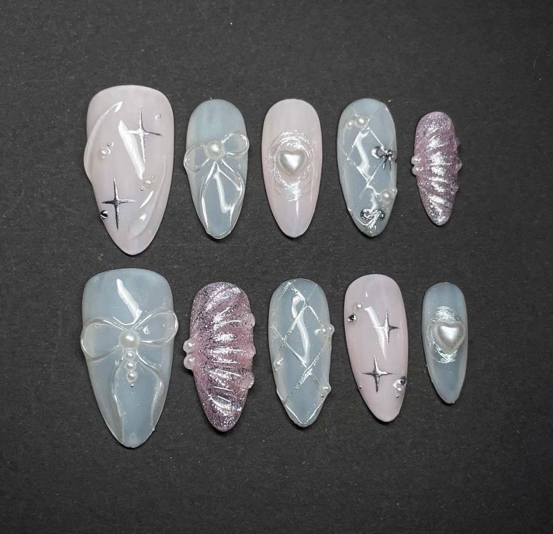Weiche Pastel Press On Nails Lange Mandel Mit 3D Perle Bogen Herz Stern Schmetterling Silber Chrom Luxus Nail Art Set von Etsy - SieglindeCrafts
