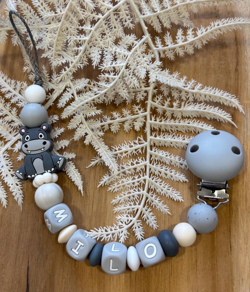 Schnullerkette Nilpferd, Waschbär , Personalisiert, Silikon, Geschenk Zur Geburt, Babypartygeschenk, Schnullerhalter, Grau, Babygeschenk Schnullerkette Nilpferd, Waschbär , Personalisiert, Silikon, Geschenk Zur Geburt, Babypartygeschenk, Schnullerhalter, Grau, Babygeschenk von Etsy - Silisoulkids