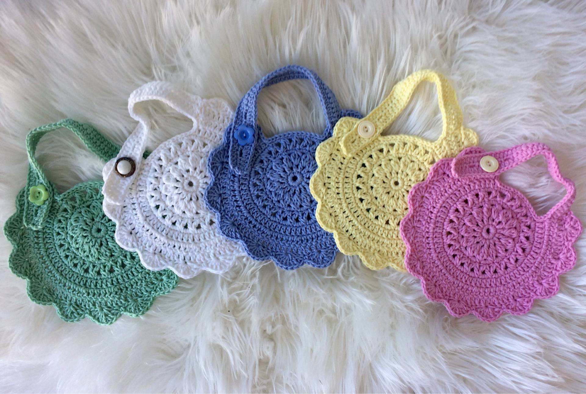 Handgemachtes Gehäkeltes Baby Lätzchen Aus Baumwolle Mit Knopfverschluss von Etsy - SimpleHearts8