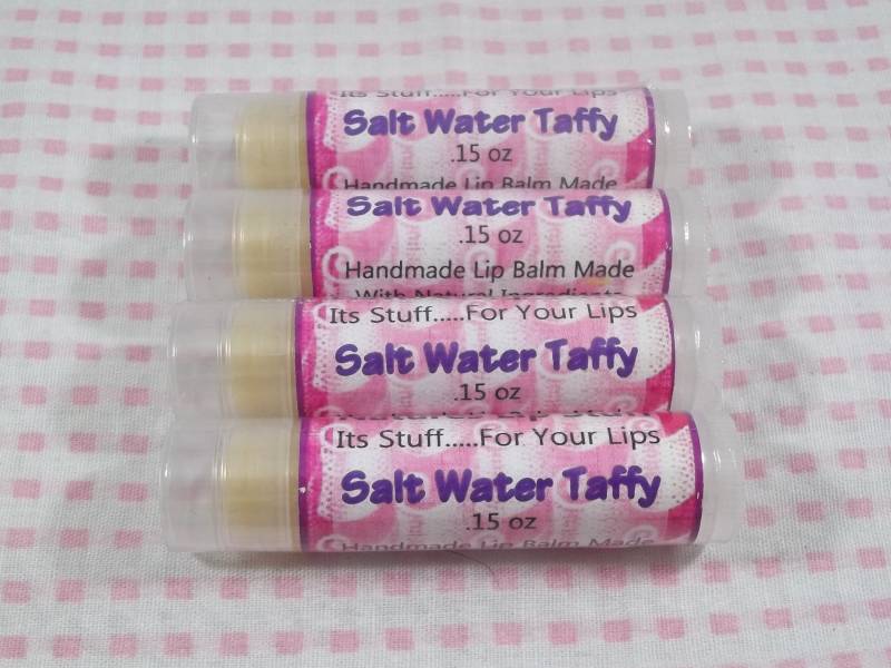 Lippenbalsam, Salzwasser-Taffy Lippenfüllung - .15 Unzen Tube Handgemachter Natürlicher Aromatisierter Lippenbalsam Lippenbalsam, Salzwasser-Taffy Lippenfüllung - .15 Unzen Tube Handgemachter Natürlicher Aromatisierter Lippenbalsam von Etsy - SimplyNaturalStuff