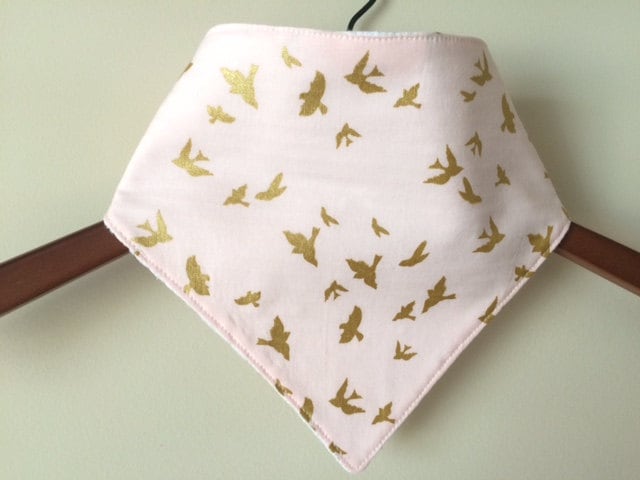 Baby/Kleinkind Bandana/Schal/Bibdana/Sabberlatz ~ Flight//Vögel//Natur//Gold//Metallic//Woodland von Etsy - SimplyStitchedbySara