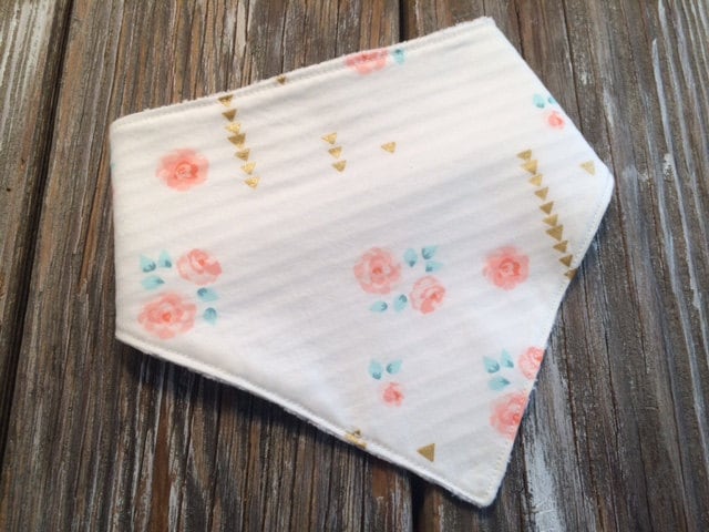 Baby/Kleinkind Bandana/Schal/Halstuch/Lätzchen ~ Metallic//Feminin//Pink//Blumen//Gold von Etsy - SimplyStitchedbySara