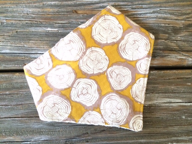 Baby/Kleinkind Bandana/Schal/Lätzchen/Sabberlatz ~ Holz//Ring//Gold//Natur//Baum//Natur von Etsy - SimplyStitchedbySara