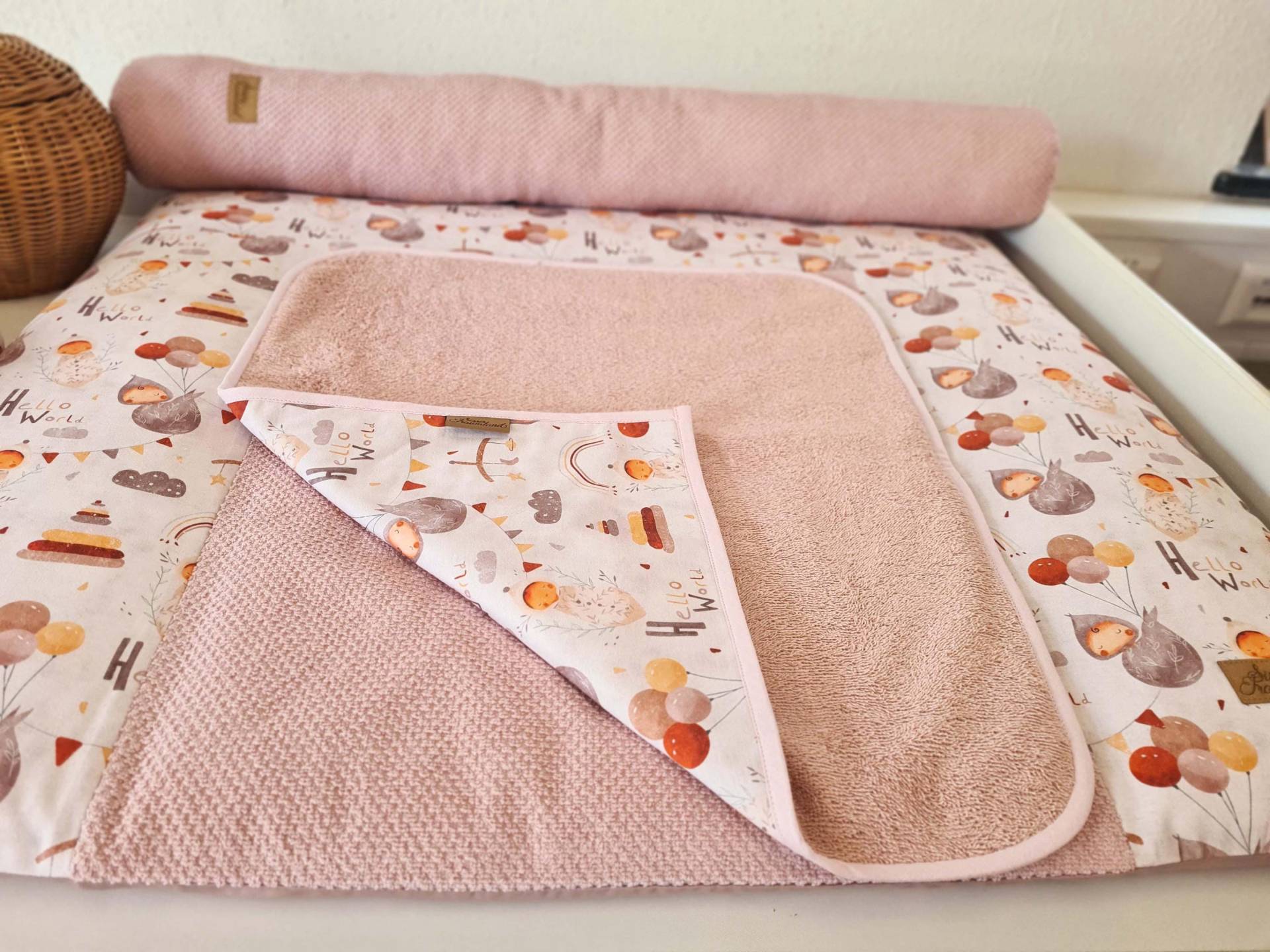 Wasserdichte Wickelauflage Hello World Frottee Dusty Pink von Etsy - SissisTraumland
