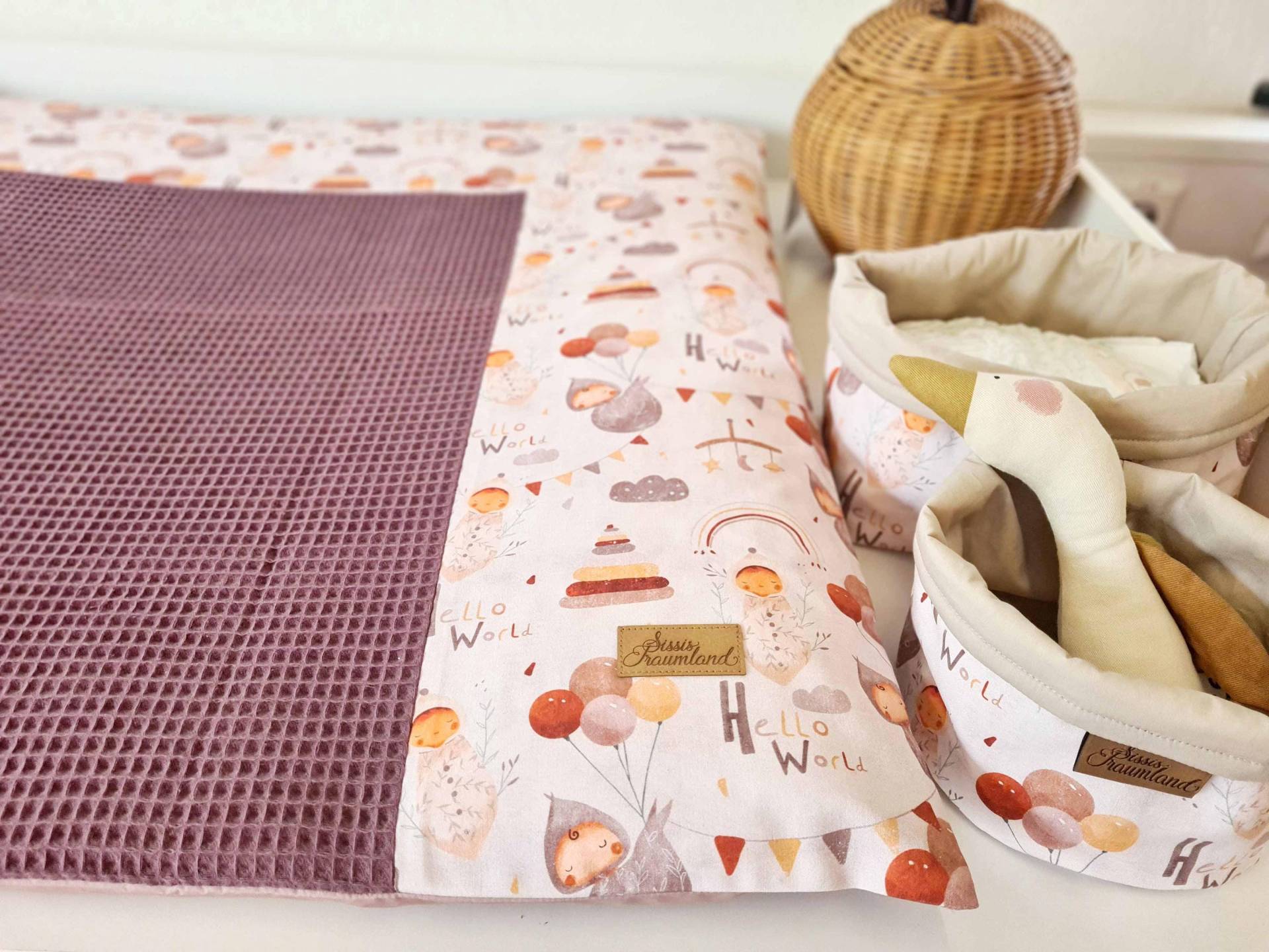 Wunschmaß - Wickelauflage Hello World Waffel Beere von Etsy - SissisTraumland