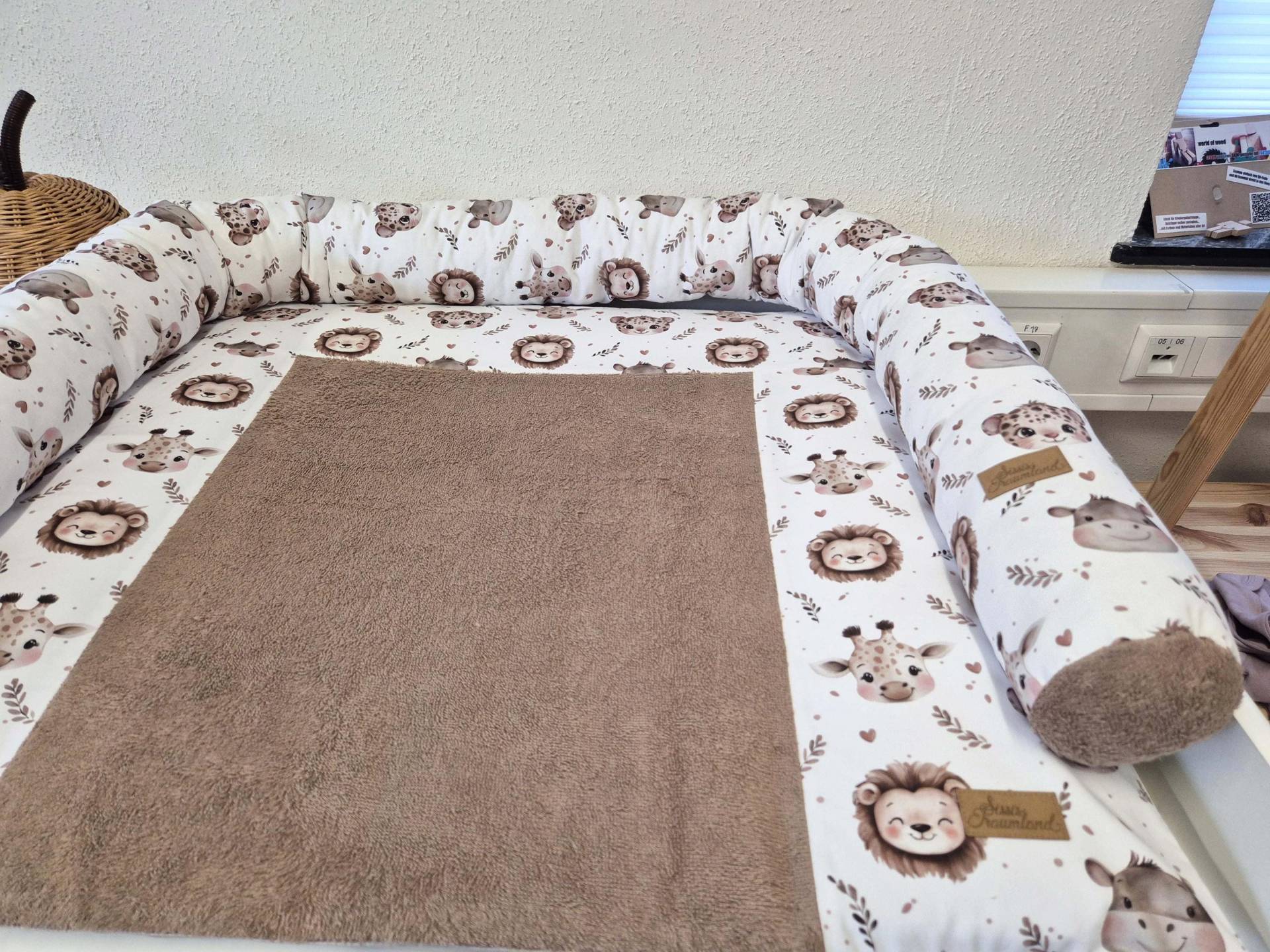 Wunschmaß - Wickelauflage Lion Dark Taupe von Etsy - SissisTraumland