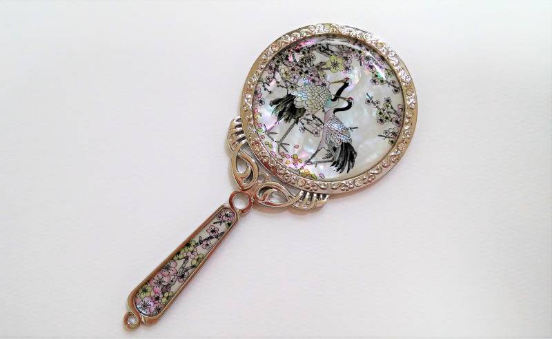 Perlmutt Handspiegel Kranich & Kirschblüten Design, Weiß von Etsy - Skodesigned