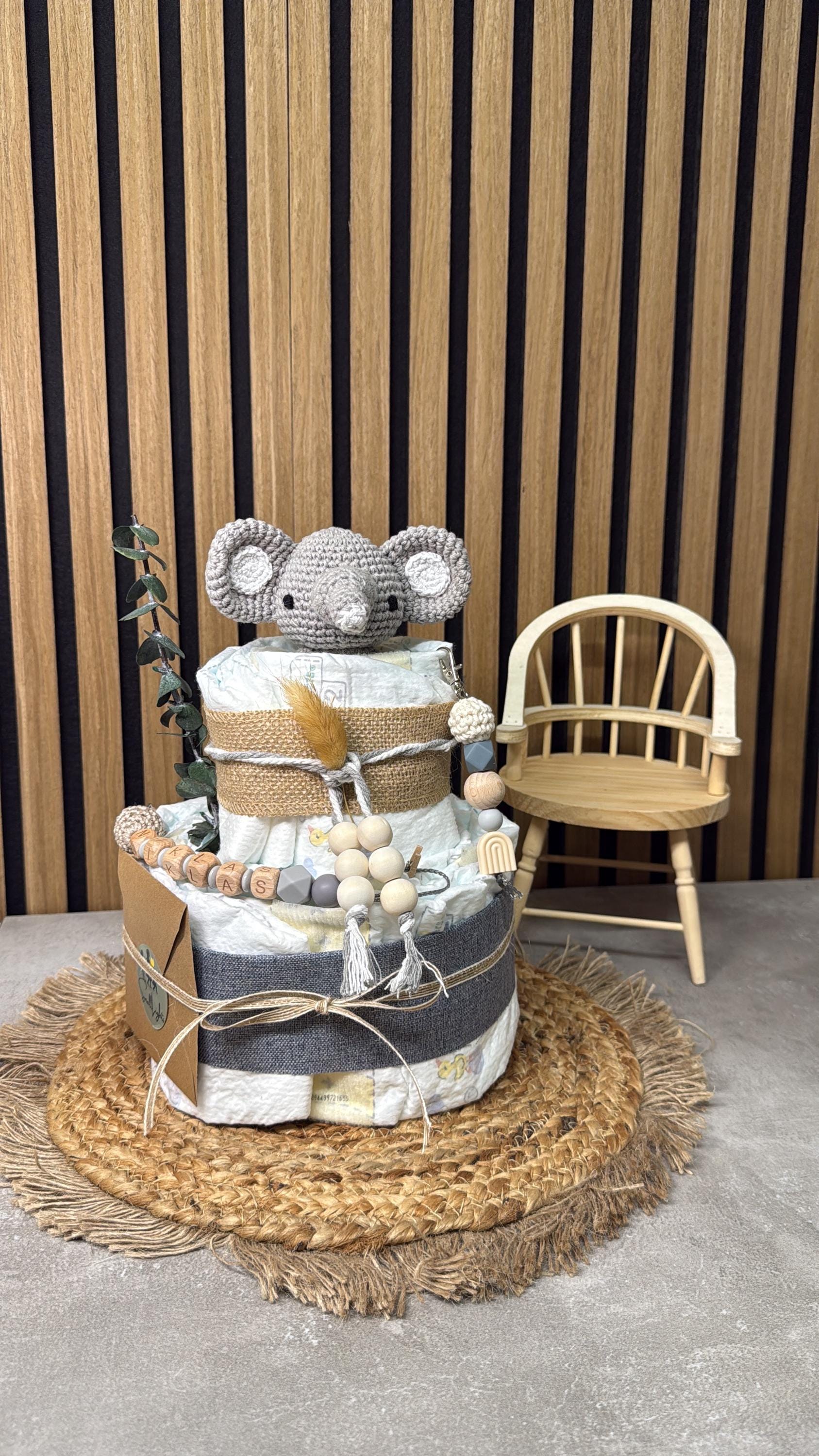 Windeltorte Elefant in Grau Creme , Neutrale Babygeschenk, Für Mädchen Und Junge, Handgemacht Personalisiert Mit Geschichte Windeltorte Elefant in Grau Creme , Neutrale Babygeschenk, Für Mädchen Und Junge, Handgemacht Personalisiert Mit Geschichte von Etsy - SmallLightsStudio