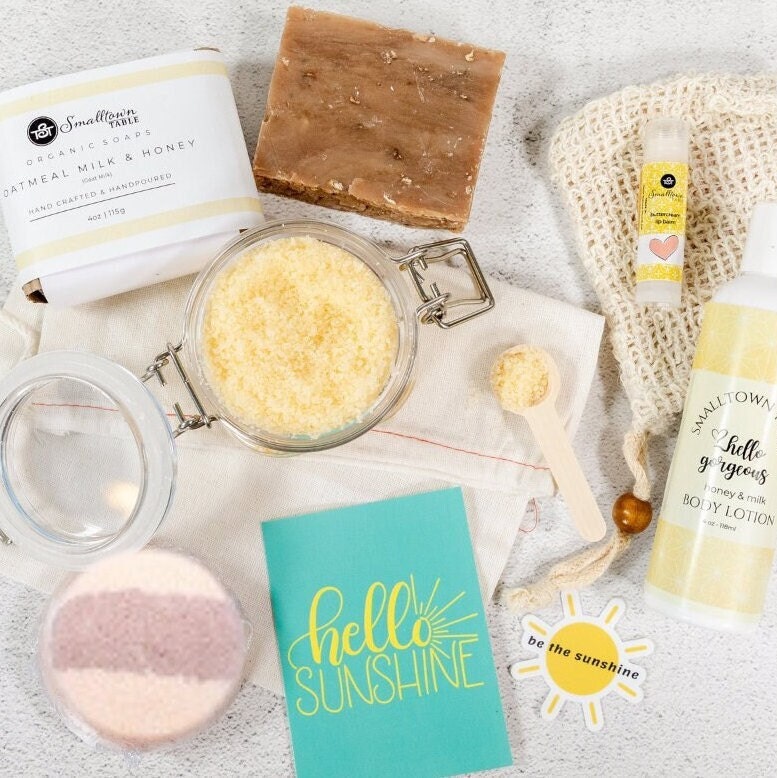 Box Of Sunshine, Self Care Verwöhngeschenk, Hallo Sonnenschein Geschenkbox, Handgemachte Bio-Ziegenmilchseife, Umarmung in Einer Box, Entspannendes Box Of Sunshine, Self Care Verwöhngeschenk, Hallo Sonnenschein Geschenkbox, Handgemachte Bio-Ziegenmilchseife, Umarmung in Einer Box, Entspannendes von Etsy - SmalltownTable