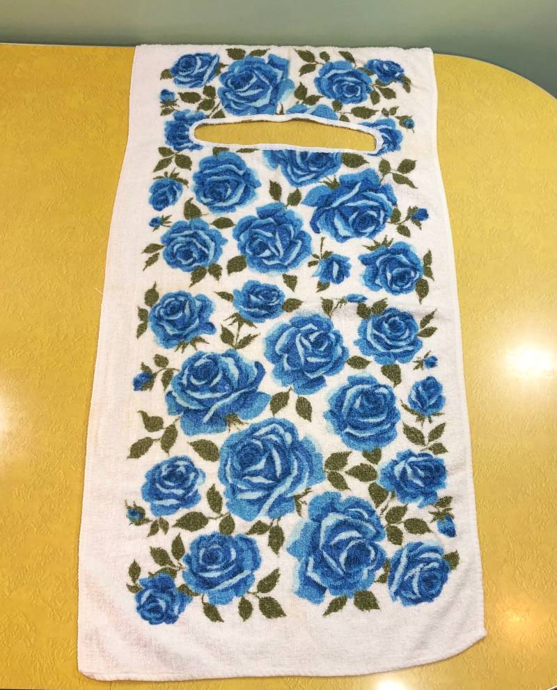 Lätzchen, Serviette, Vintage Baby/Erwachsenen Lätzchen Über Dem Kopf Selbstgemachtes Handtuch Weiß Mit Blauen Blumen von Etsy - SmileyFinds1