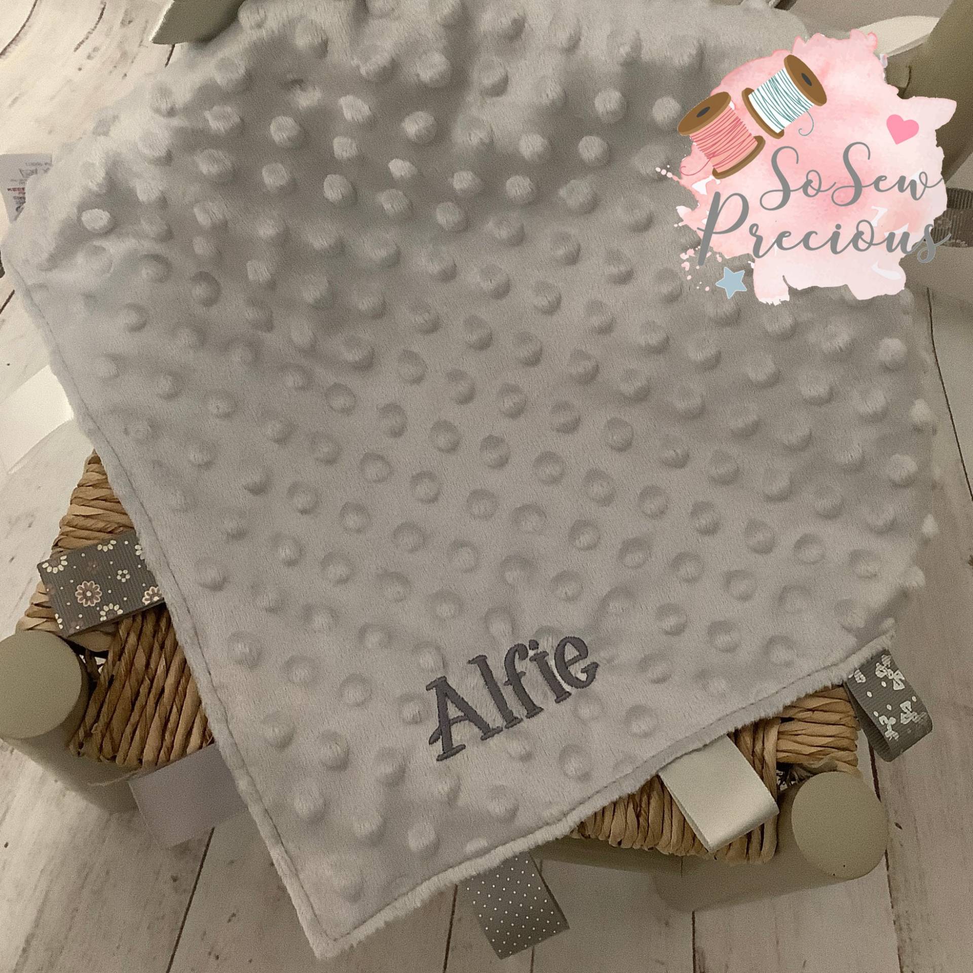 Personalisierte Baby-Tag-Decke, Tag-Tröster, Besticktes Baby-Geschenk, Unisex, Grau, Blankie Personalisiert, Geschenk Zur Geburt Eines Neuen Babys von Etsy - SoSewPreciousGifts