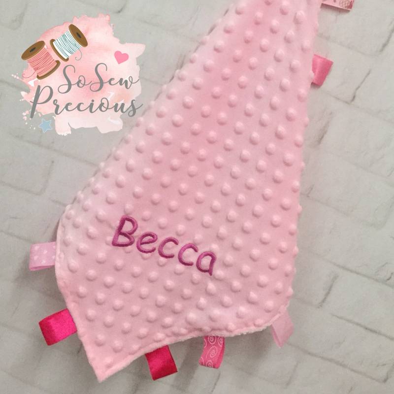 Personalisierte Baby-Tag-Decke, Tröster, Rosa, Personalisierte Blankie, Grübchen, Geschenk, Neues Baby Personalisierte Baby-Tag-Decke, Tröster, Rosa, Personalisierte Blankie, Grübchen, Geschenk, Neues Baby von Etsy - SoSewPreciousGifts