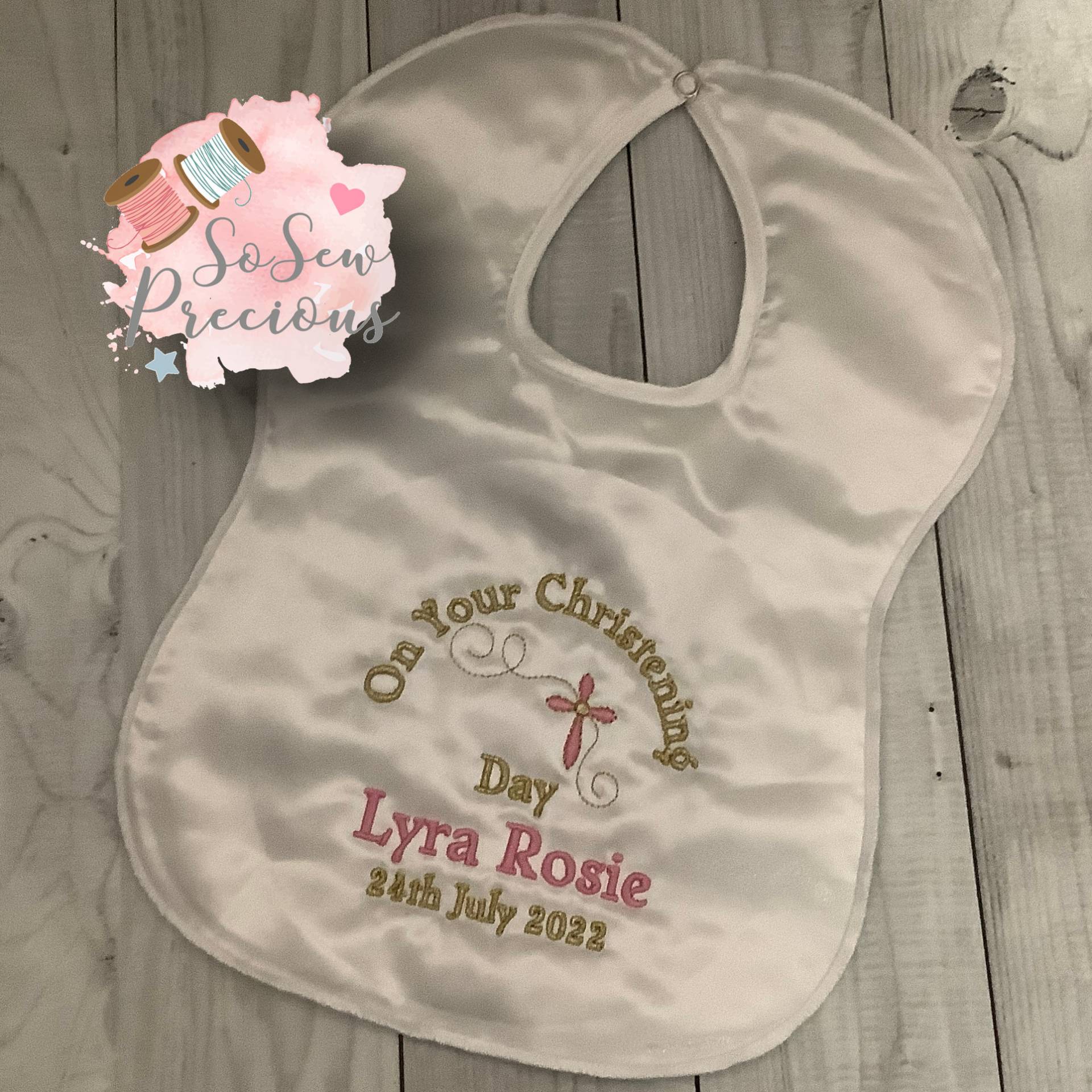 Personalisiertes Tauf-Lätzchen, Satin, Bestickt, Personalisiert von Etsy - SoSewPreciousGifts