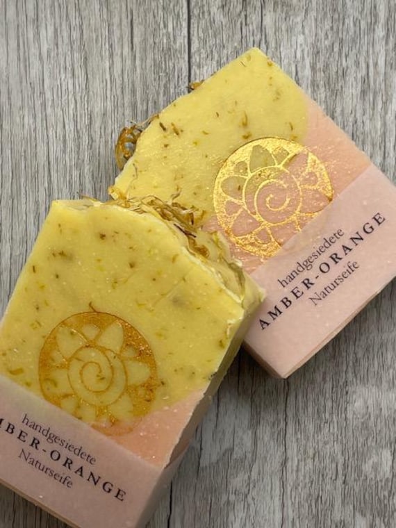 Amber-Orange Naturseife Mit Ringelblumenblättern - Soapisch Amber-Orange Naturseife Mit Ringelblumenblättern - Soapisch von Etsy - Soapisch