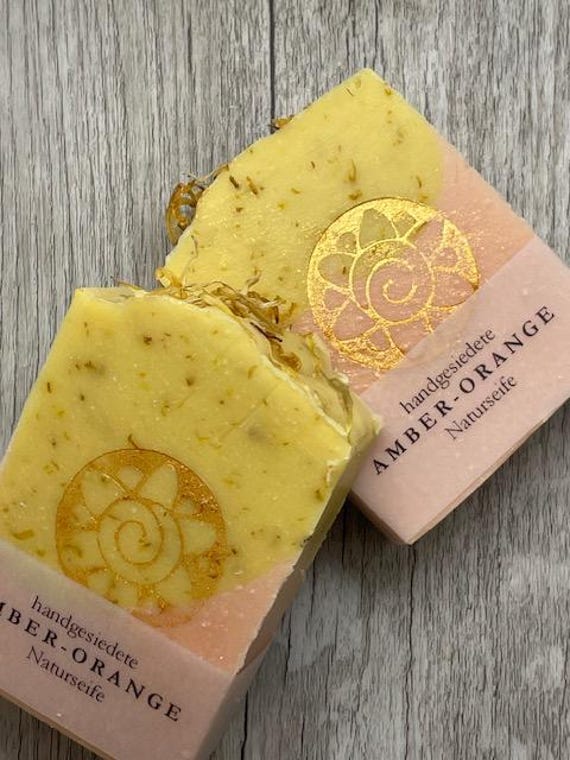 Amber-Orange Naturseife Mit Ringelblumenblättern - Soapisch von Etsy - Soapisch