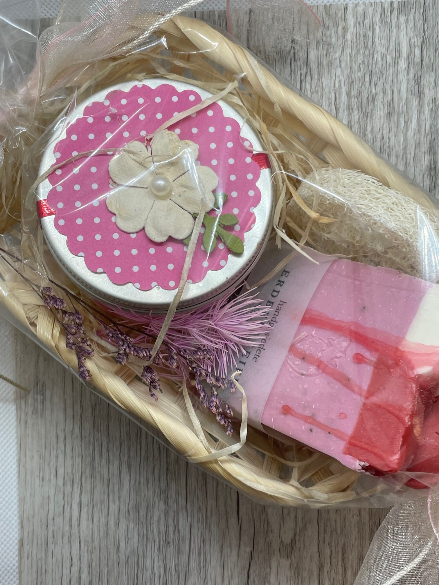 Geschenkset Erdbeerseife Und Erdbeer-Sheasahne - Strawberry Soap & Scented Shea Butter Set Soapisch Geschenkset Erdbeerseife Und Erdbeer-Sheasahne - Strawberry Soap & Scented Shea Butter Set Soapisch von Etsy - Soapisch