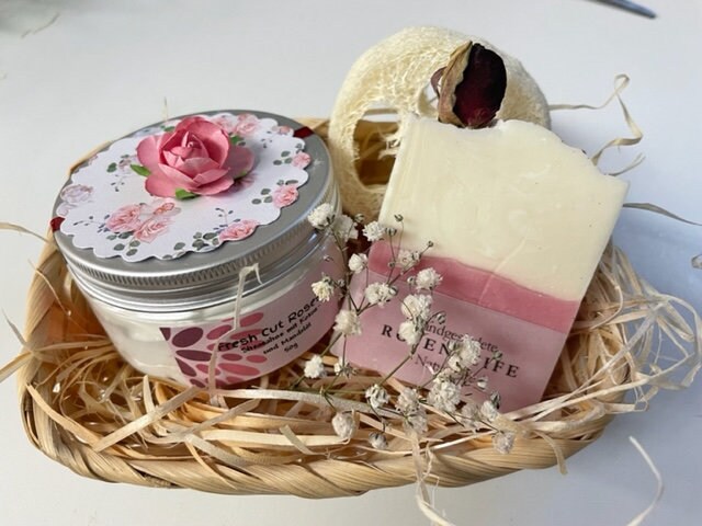 Geschenkset Rosenseife Und Rosen-Sheasahne - Rose Soap & Scented Shea Butter Set Soapisch Geschenkset Rosenseife Und Rosen-Sheasahne - Rose Soap & Scented Shea Butter Set Soapisch von Etsy - Soapisch