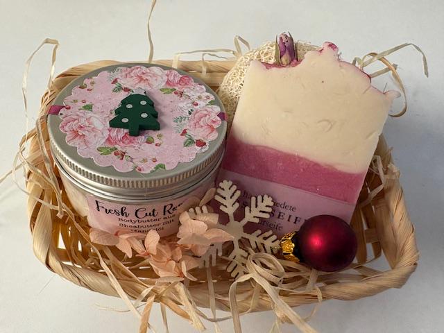 Geschenkset Rosenseife Und Rosen-Sheasahne - Rose Soap & Scented Shea Butter Set Soapisch Geschenkset Rosenseife Und Rosen-Sheasahne - Rose Soap & Scented Shea Butter Set Soapisch von Etsy - Soapisch