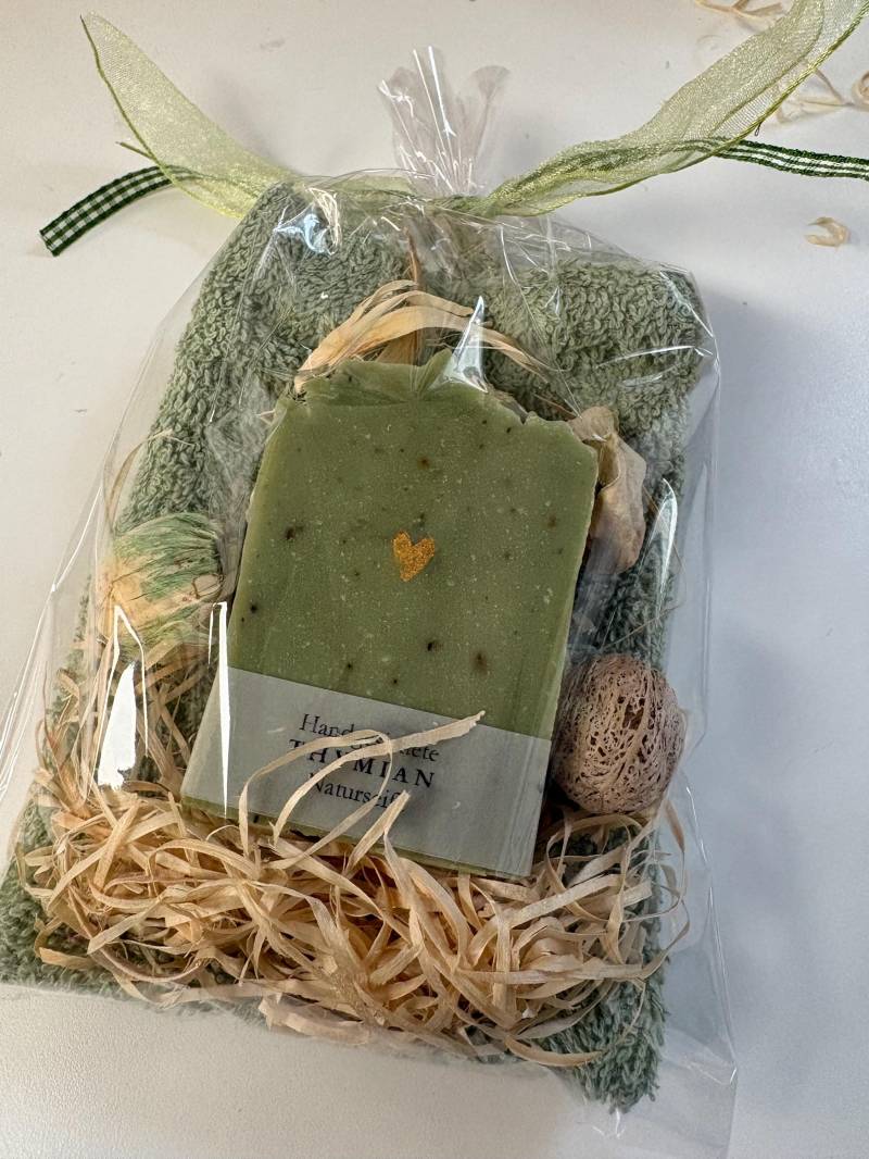 Geschenkset Thymianseife -Handgesiedete Naturseife - Soapisch Geschenkset Thymianseife -Handgesiedete Naturseife - Soapisch von Etsy - Soapisch