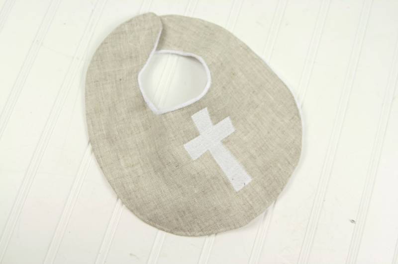 Taufleinen Mit Kreuz - Taufbätzchen Leinenbib Jungen Widmung Baby-Leinen Taufleinen Mit Kreuz - Taufbätzchen Leinenbib Jungen Widmung Baby-Leinen von Etsy - SodaCitySewing