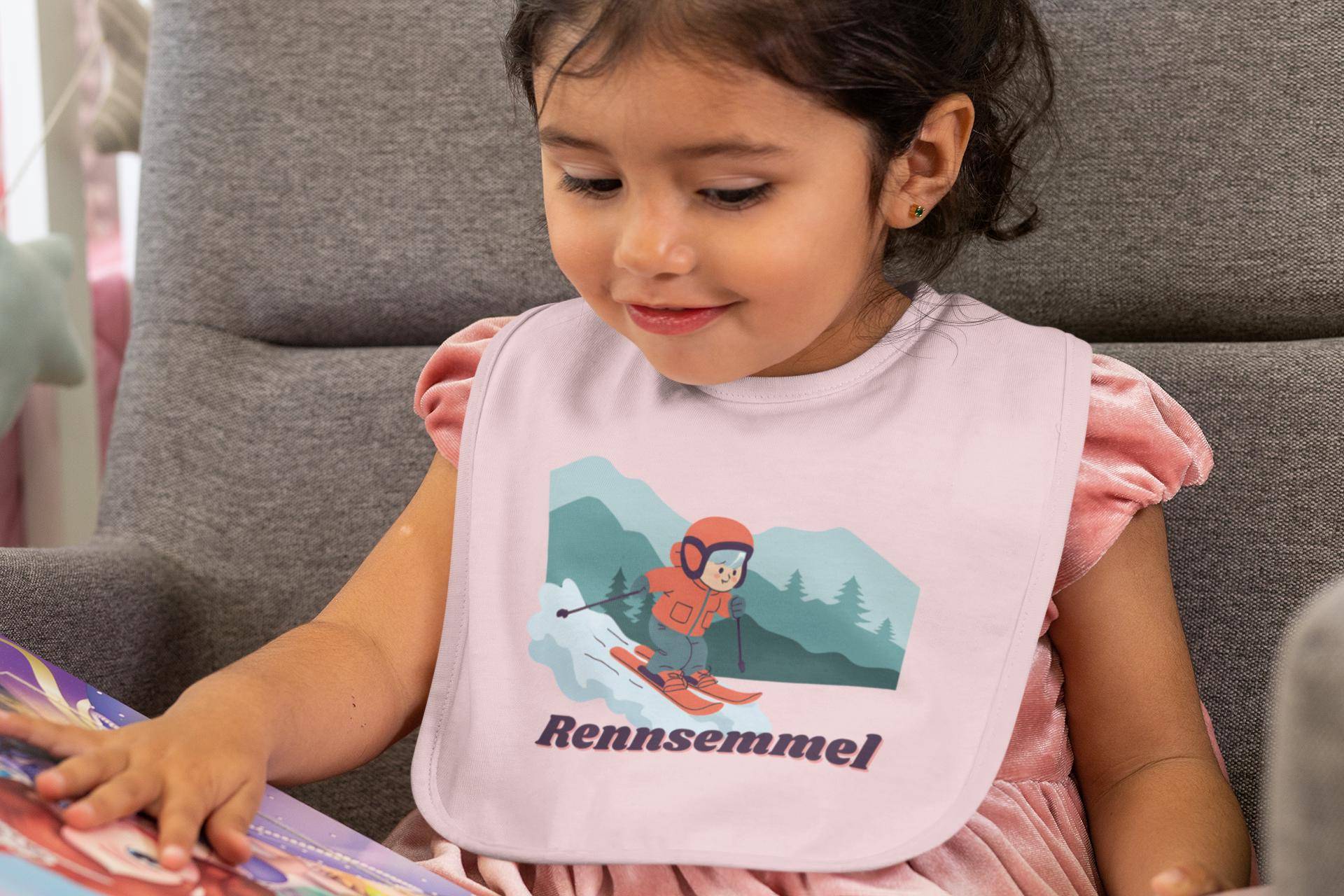 Bio-Baby Lätzchen - „Rennsemmel" Skifahrer Design | Lustiges Winter-Motiv Nachhaltig & Weich von Etsy - SodalaCouture