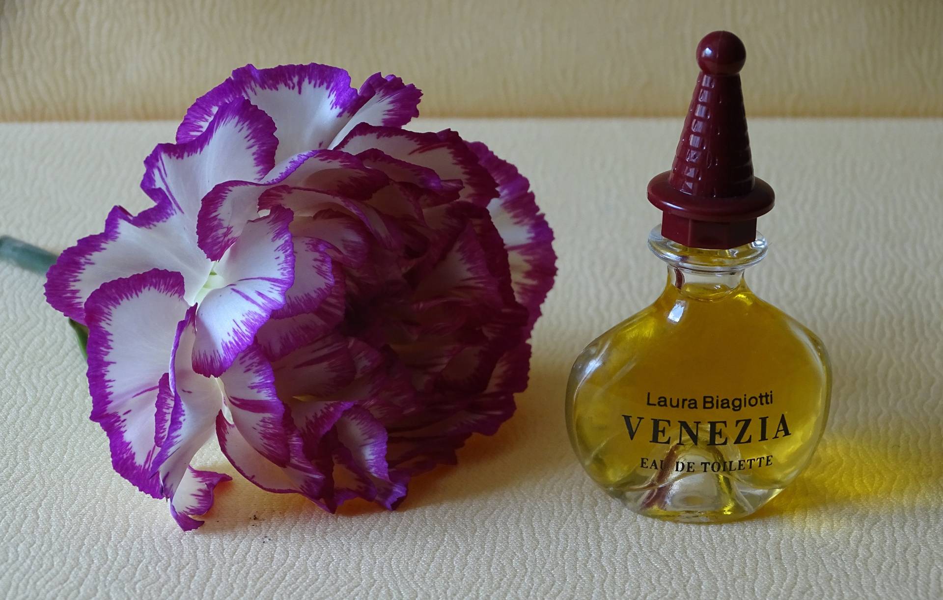Vintage | 1992 "Venezia"Von Laura Biagiotti Eau De Toilette 5 Ml Miniatur Vintage | 1992 "Venezia"Von Laura Biagiotti Eau De Toilette 5 Ml Miniatur von Etsy - Sonne021VonSiegfried