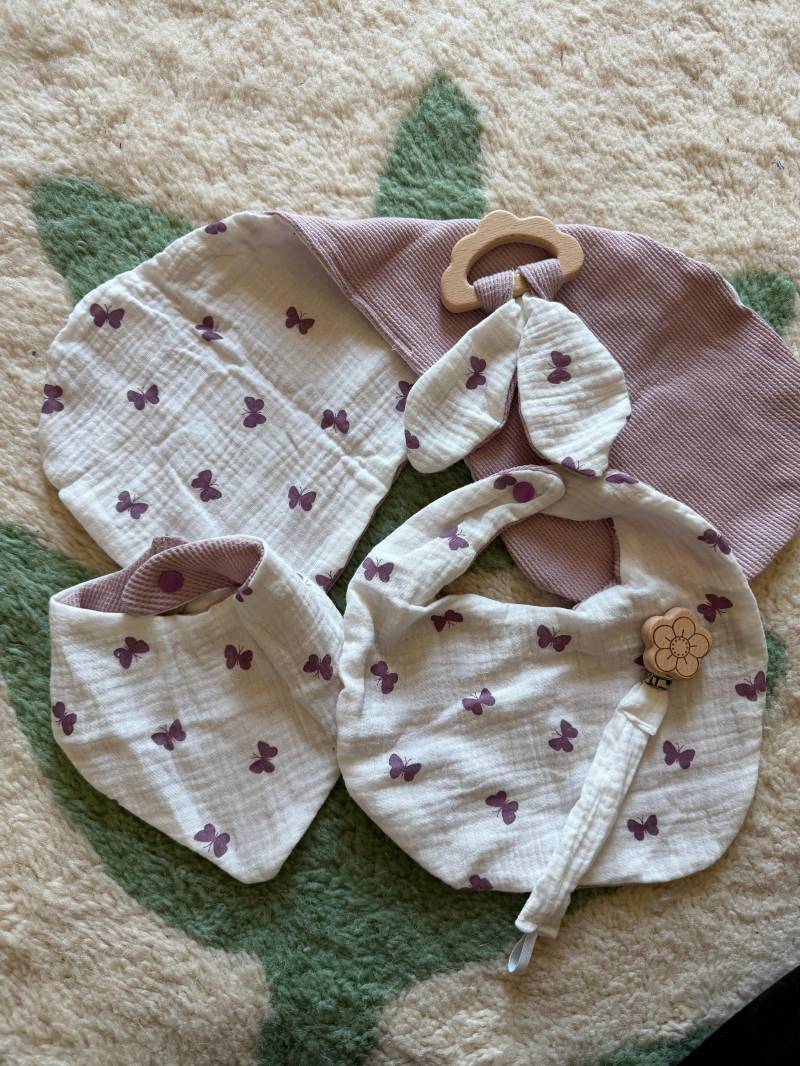 Baby Bundle Perfektes Geschenk Zur Babyparty Shower Lila Schmetterling Halstuch Spucktuch Lätzchen Greifling Schnullerkette von Etsy - SonnenkindAtelier