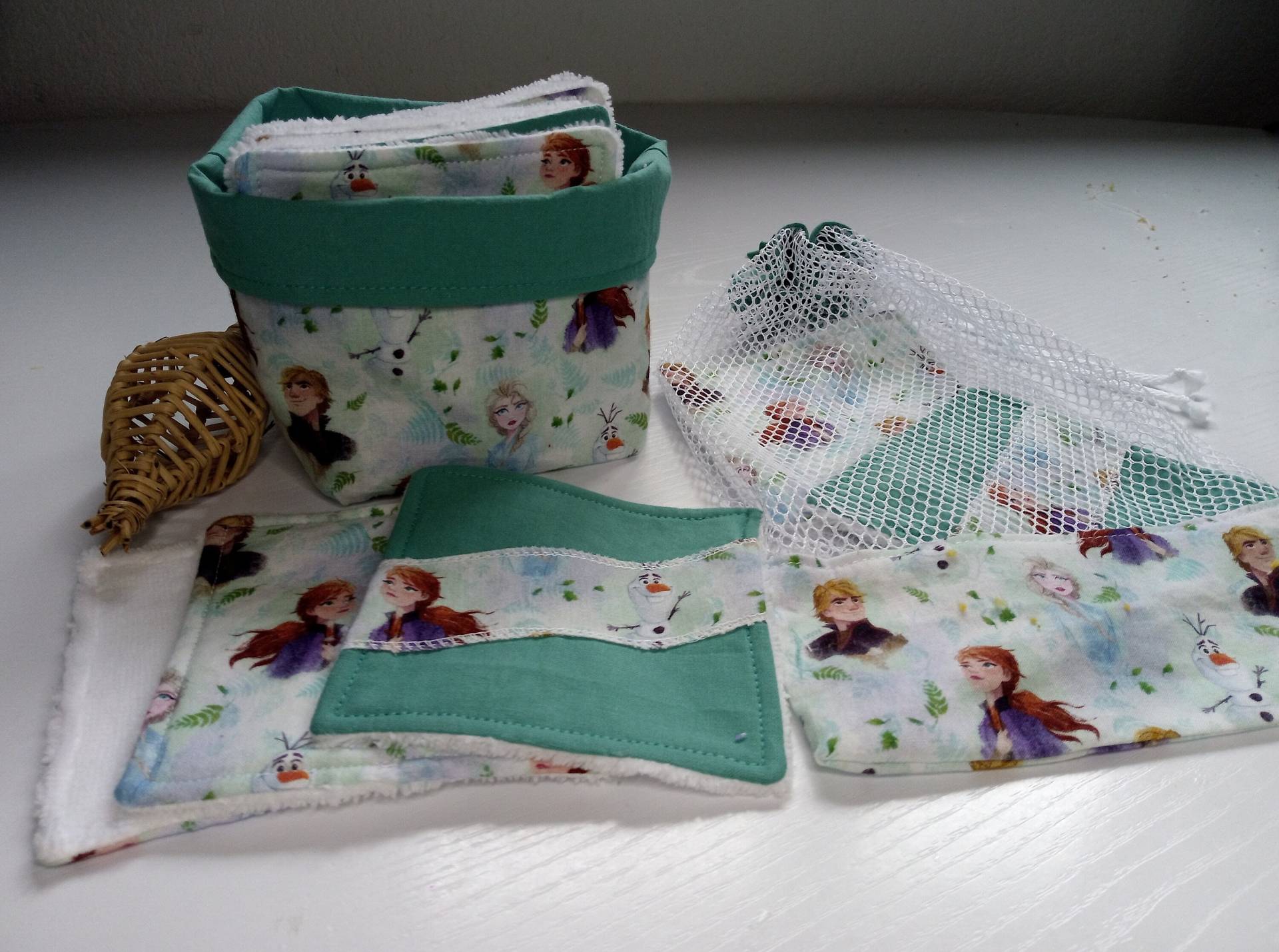 Schneekönigin 15 Große Tücher + Korb Filettasche Schneekönigin 15 Große Tücher + Korb Filettasche von Etsy - SophieMcouture