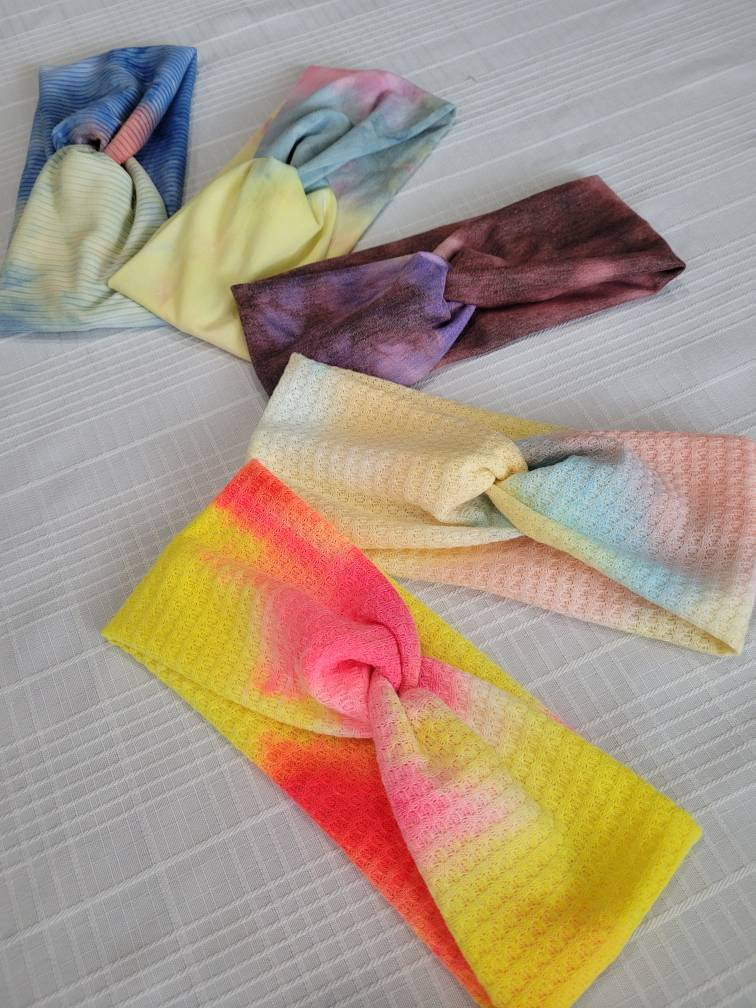 Tye-Dye Stirnbänder - Twist Top Turban Weiche Dehnbare Stoff Erwachsene Und Kinder Größen Limitiert Verfügbar Tye-Dye Stirnbänder - Twist Top Turban Weiche Dehnbare Stoff Erwachsene Und Kinder Größen Limitiert Verfügbar von Etsy - SophiesRemedy