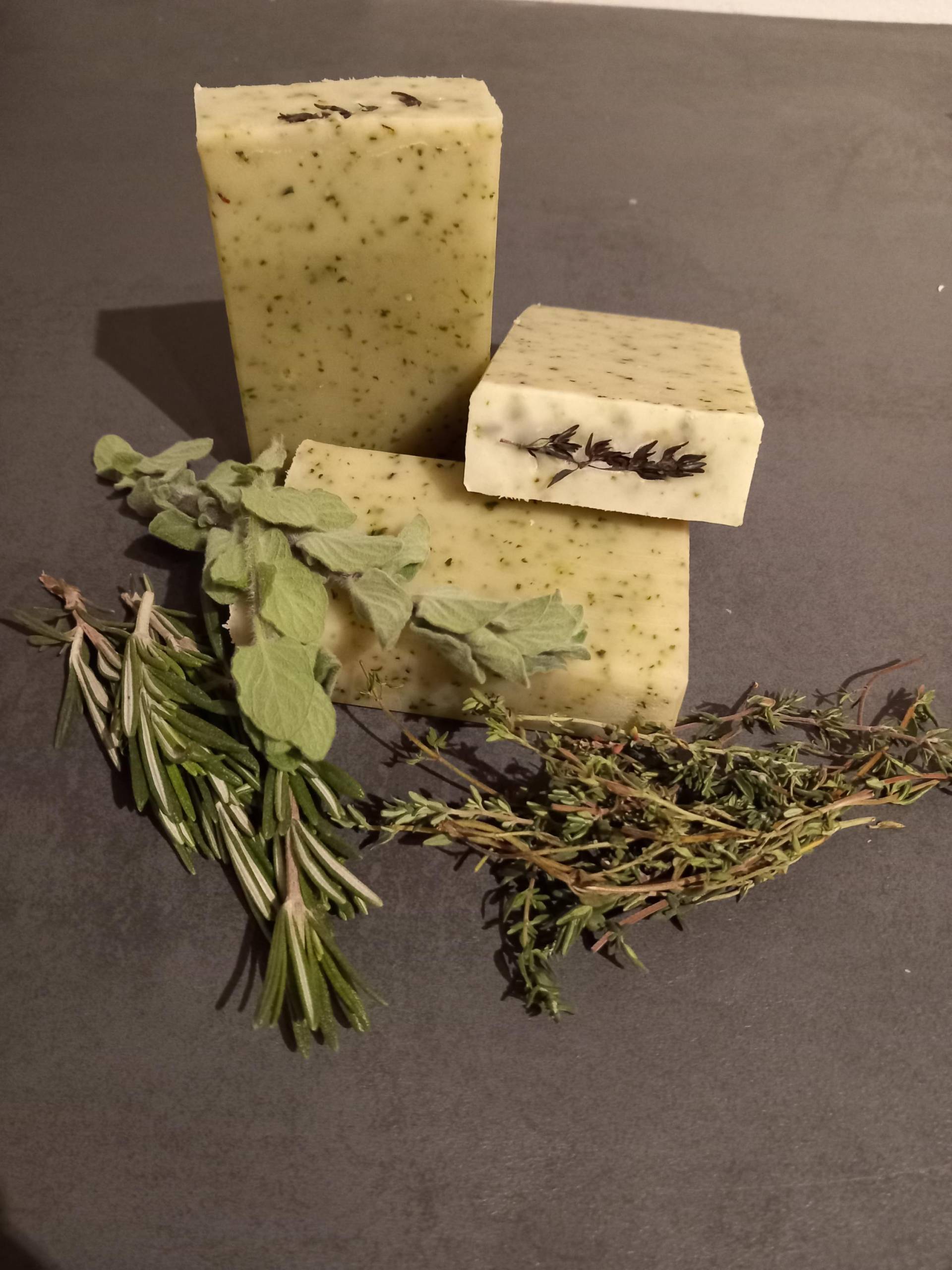 Naturseife "Kräuterbeet" Naturseife "Kräuterbeet" von Etsy - SophiesSeifenglueck