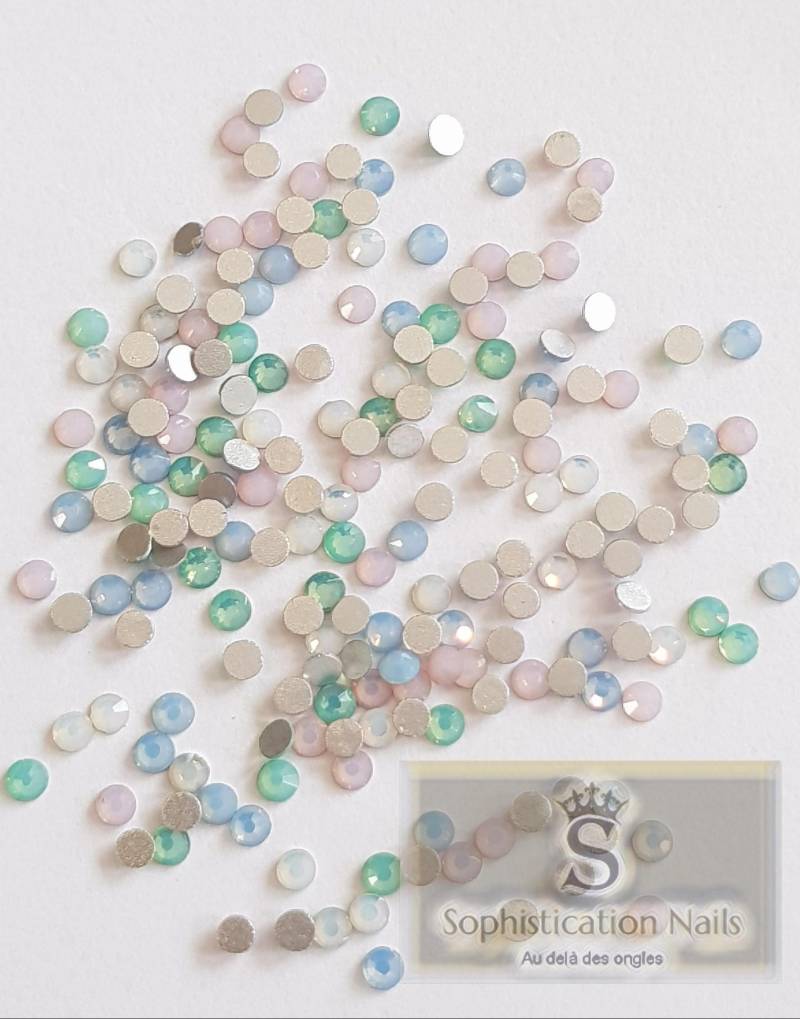 50 Opale Strasssteine in Verschiedenen Pastellfarben, Grün, Blau, Rosa, Weiß von Etsy - SophisticationNails