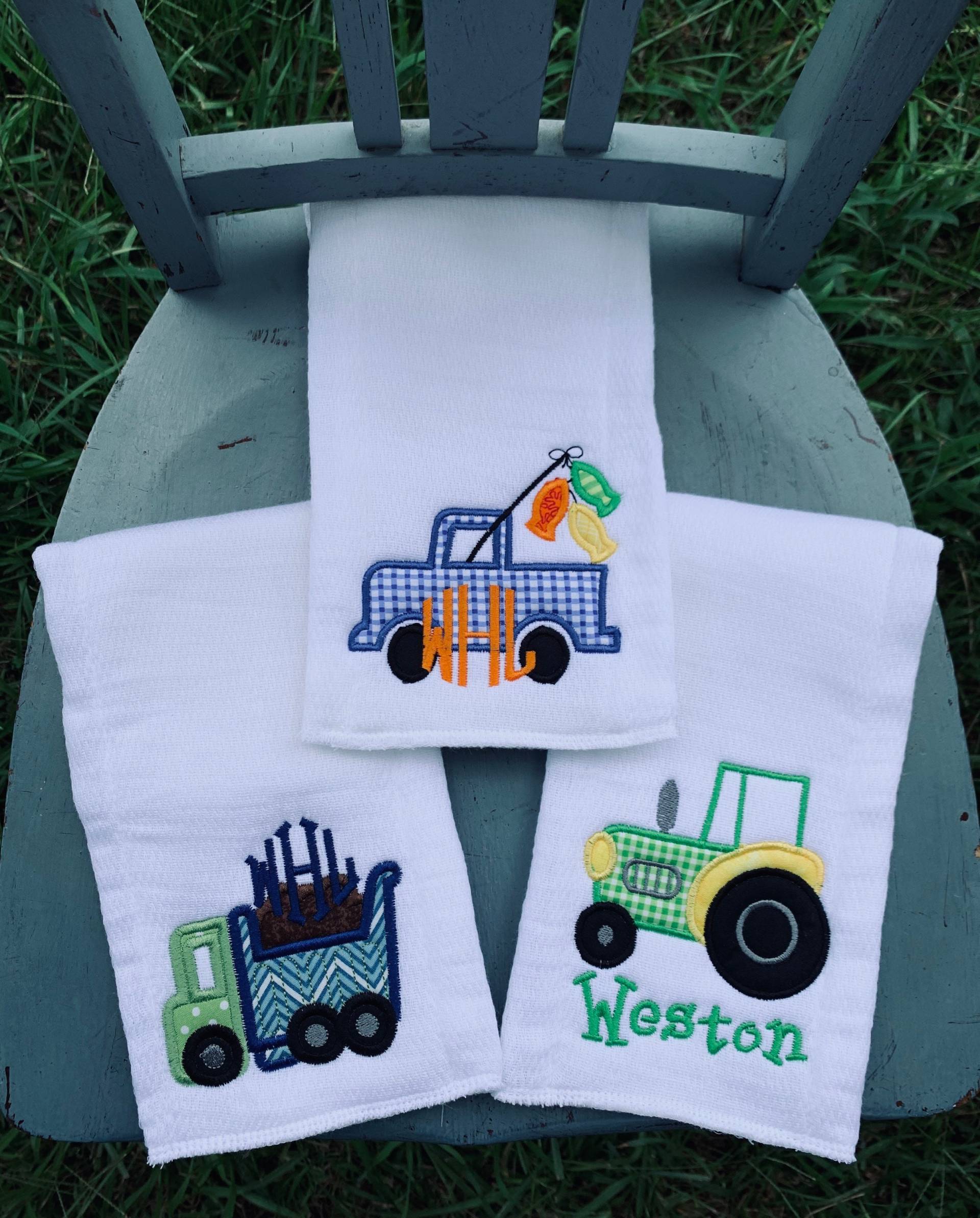 Drei Spucktücher Personalisiert Junge Mädchen Süddeutsche Baby Geschenk-Set Spucktuch Monogramm Name Initialen Lkw Traktor Flugzeug Korb von Etsy - SouthernGraceEmb