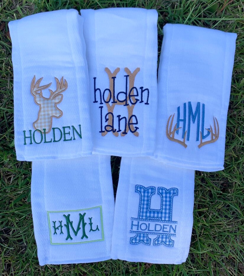 Ein Spucktuch Junge Mädchen Süddeutsche Baby Geschenk-Set Personalisiert Monogramm Name Initialen Helle Farbe Chevron Lkw Jedes Design Dino von Etsy - SouthernGraceEmb