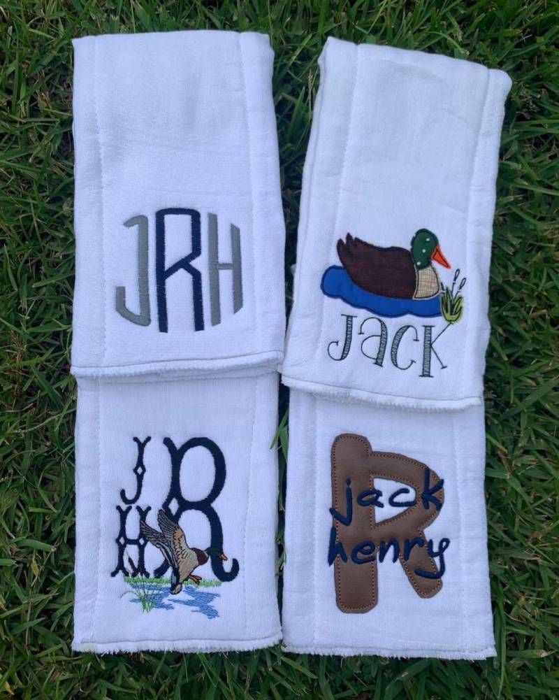 Ein Spucktuch Personalisiert Junge Mädchen Baby Geschenk-Set Mit Monogramm Initialen Hell Blumen Ente Buchstabe Irgendein Design Kundenbewohnheit von Etsy - SouthernGraceEmb