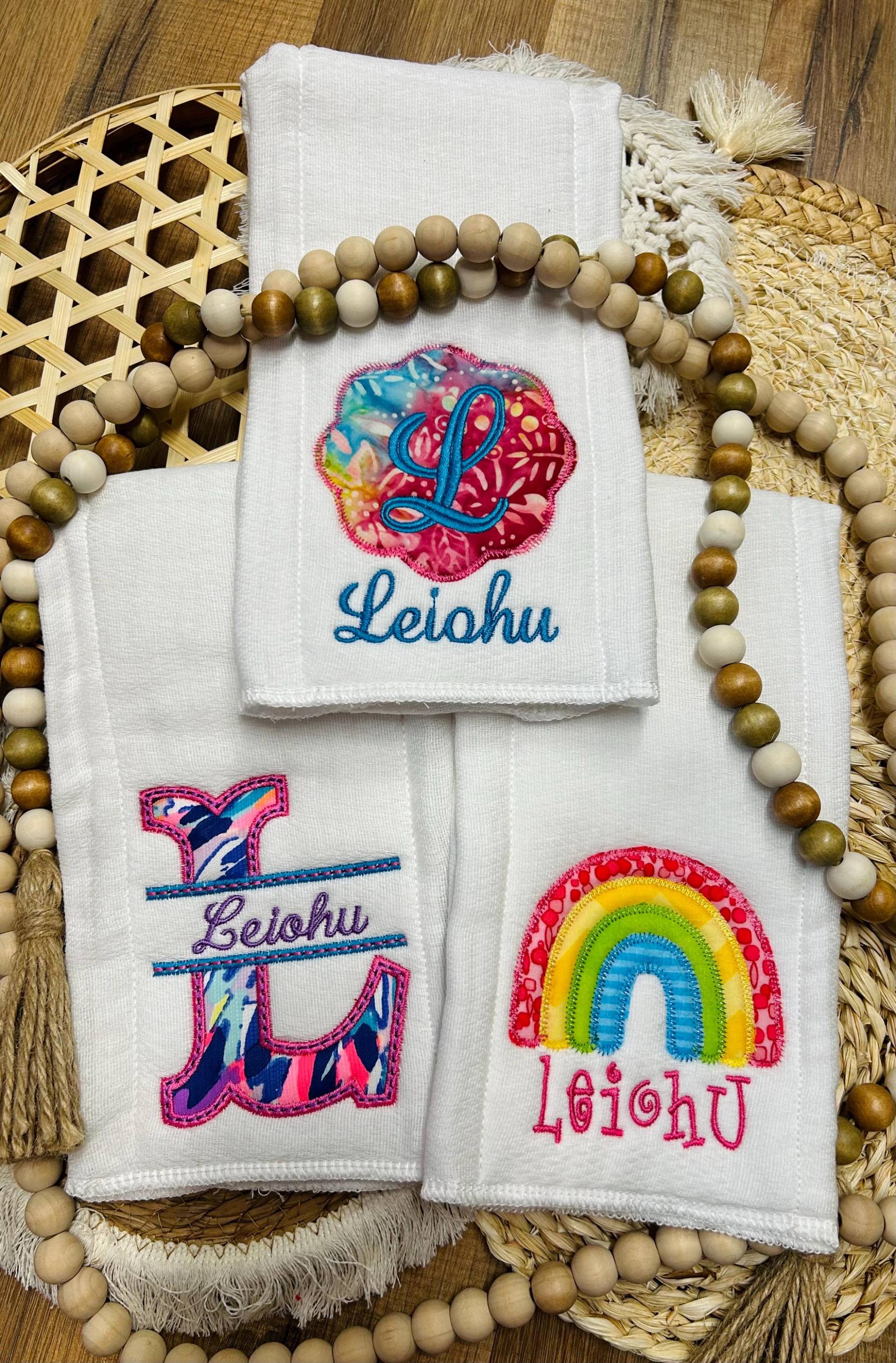Vier Spucktücher Personalisierte Junge Mädchen Süddeutsche Baby Geschenk-Set Spucken Sie Lappen Monogrammiert Namen Initialen Helle Farbe Chevron von Etsy - SouthernGraceEmb